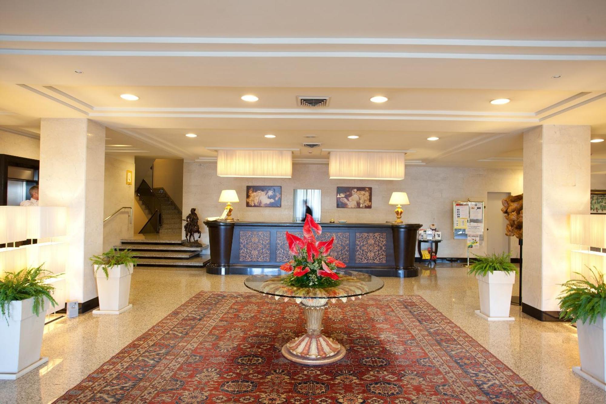 Perugia Plaza Hotel Интерьер фото